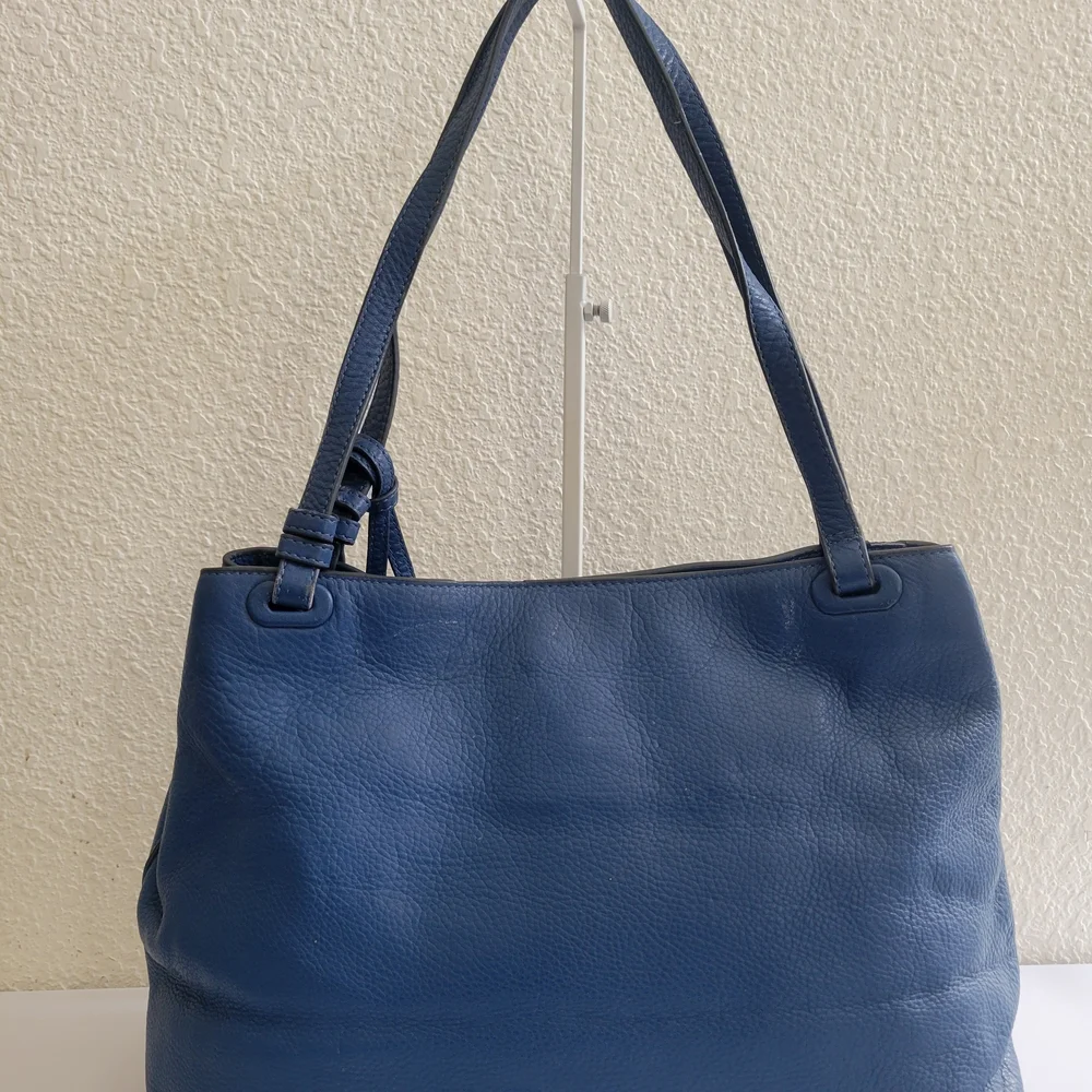 TORY BURCH TASSEL CHARMS SHOULDER BAG.